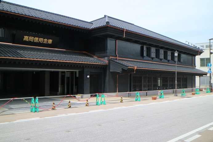 PEKI produced by 近畿壁材 | 黒しっくいの街並みに新たな建物誕生！