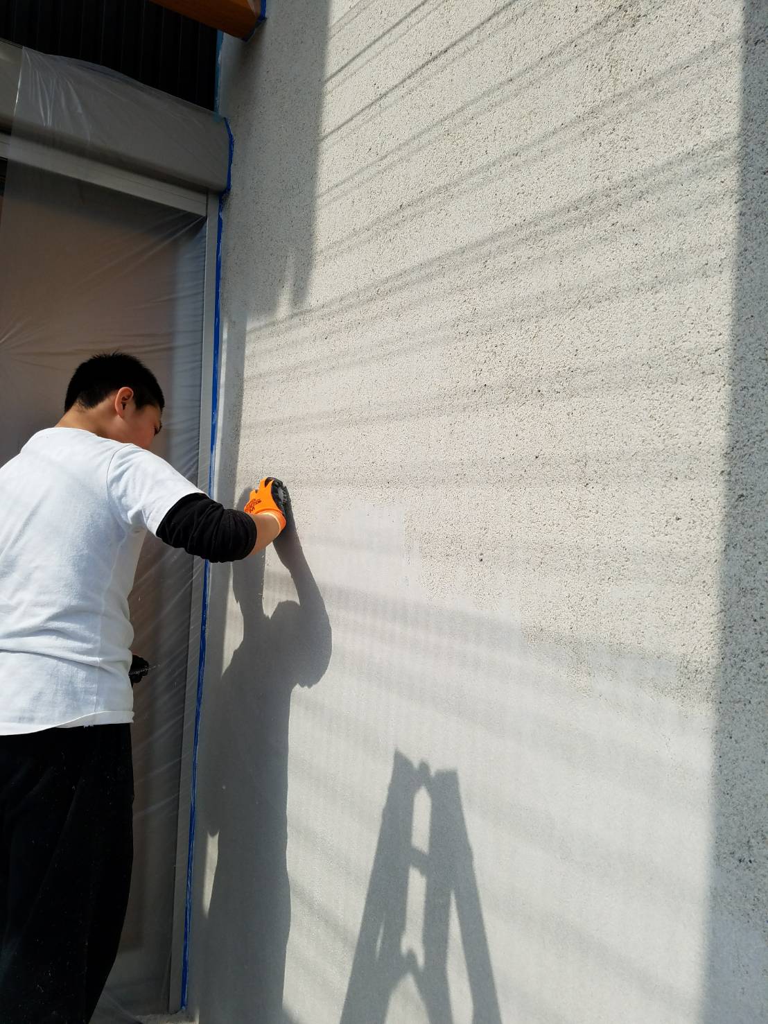 近畿壁材  蔵直し漆喰強化、砂漆喰厚付け、掻き落し添加剤自然素材で脆弱な漆喰壁を強化・速乾でパワーアップし、デザインの幅を広げます