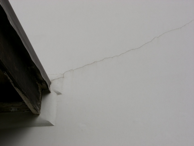 漆喰が割れる主な原因とは？